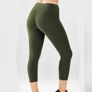 Fabletics Dark Green Workout Leggings 3/4 Cropped Women’s Medium